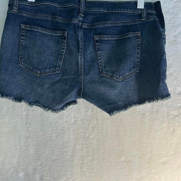 Gap dark wash maternity denim shorts with frayed hem and side panels 8 - Picture 5 of 8